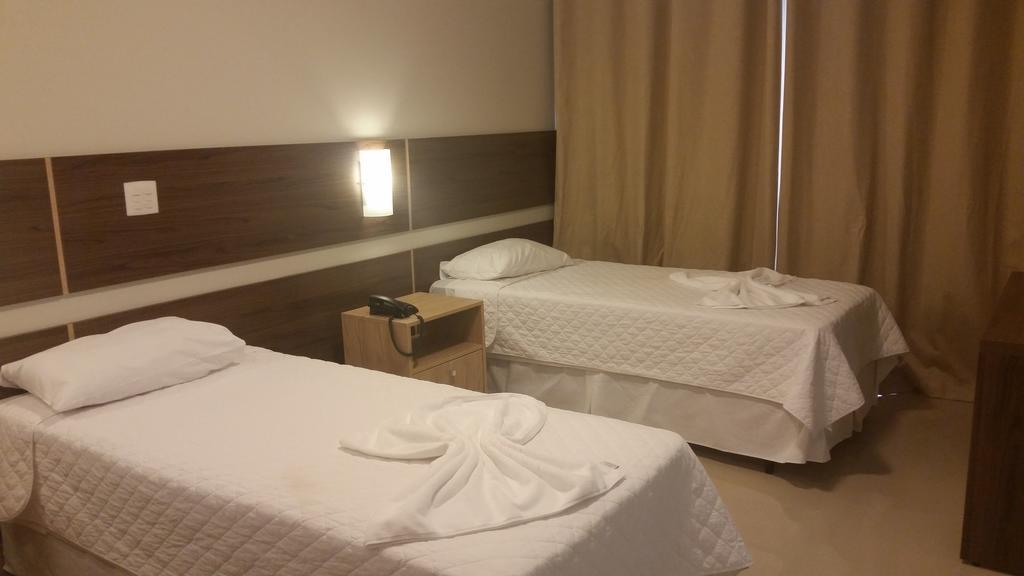 Kamur Plaza Hotel Goianesia Phòng bức ảnh